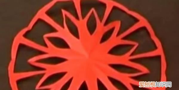 手工剪纸画板图形怎么剪，剪轴对称图形漂亮图片教程