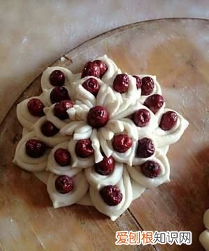 枣花糕的做法，快过年了,分享两款枣花糕的做法,简单易学,好看不变形