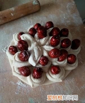 枣花糕的做法，快过年了,分享两款枣花糕的做法,简单易学,好看不变形