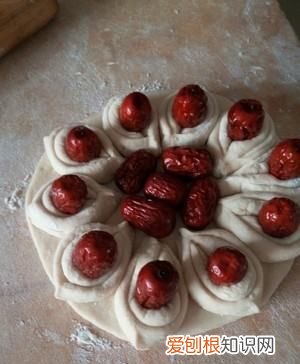 枣花糕的做法，快过年了,分享两款枣花糕的做法,简单易学,好看不变形