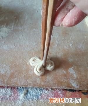 枣花糕的做法，快过年了,分享两款枣花糕的做法,简单易学,好看不变形