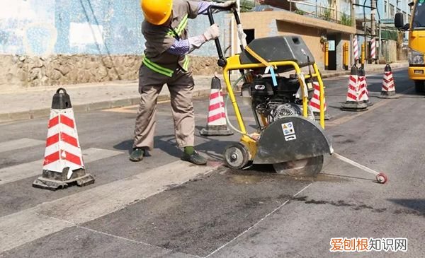 沥青道路坑槽修补遵循7原则 坑槽修补