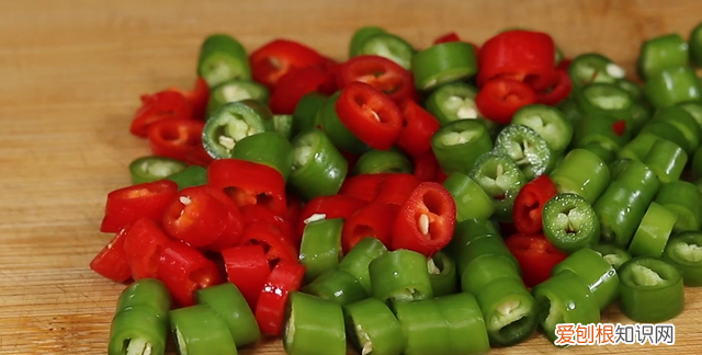 炒什么菜需要焯水 炒菜花不焯水炒几分钟