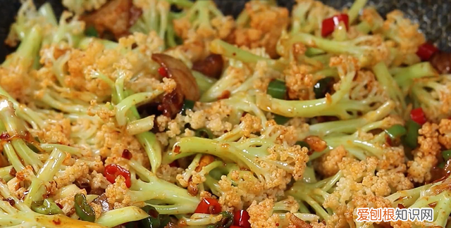 炒什么菜需要焯水 炒菜花不焯水炒几分钟