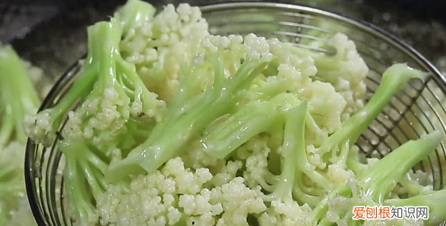 炒什么菜需要焯水 炒菜花不焯水炒几分钟