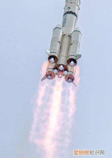 降落伞的原理，降落伞与火箭弹的运动竟是一回事？| 曹则贤《军事物理学》