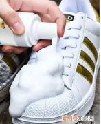 白鞋刷完有黄印子怎么去除，刷过鞋子晾干后有印记怎么去除