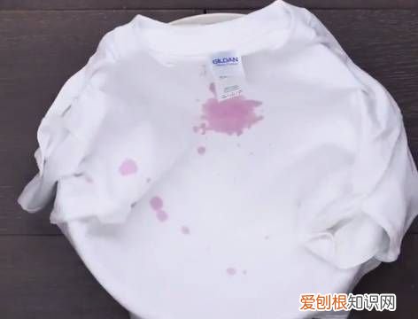 可乐污渍隔天可以洗掉吗，可乐洒在白衣服上隔天能洗掉