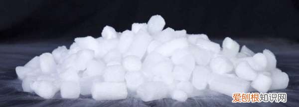 干冰可以放冰箱，干冰桶可以放冰箱的冰块