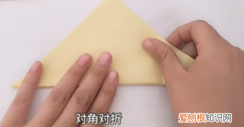 如何用纸剪出香蕉,儿童折纸之香蕉怎么折