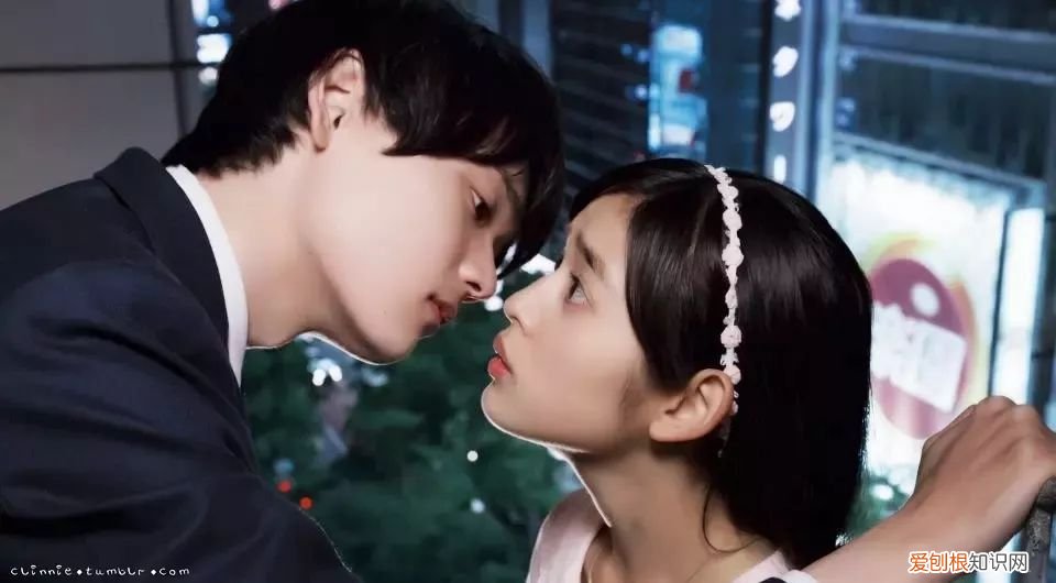 女生怎么做，会让男生忍不住想吻她？ 哪些动作会让男生激动想吻你