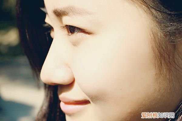 大笑把下巴弄脱臼了，是怎么回事下巴？ 下巴脱臼是