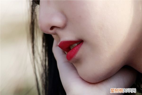 大笑把下巴弄脱臼了，是怎么回事下巴？ 下巴脱臼是