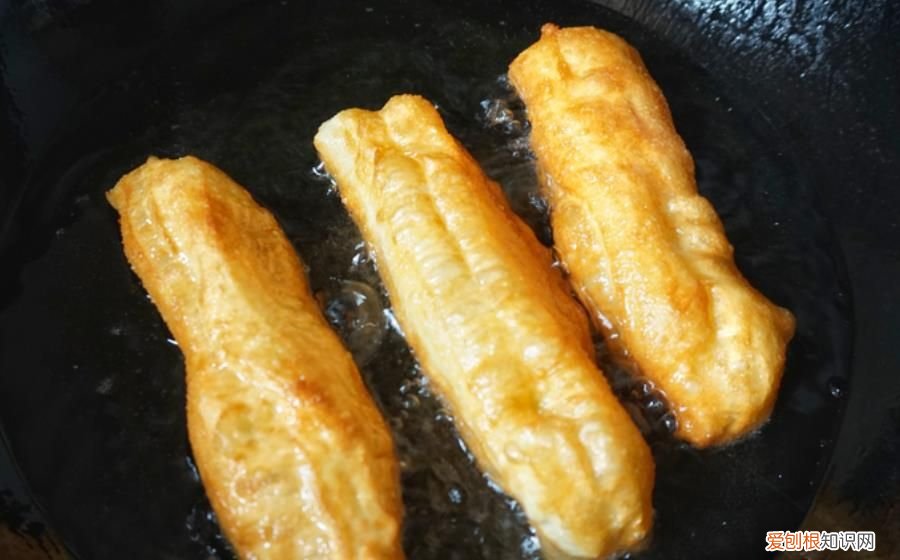 早上10分钟就能炸好油条 晚上发面早上炸油条
