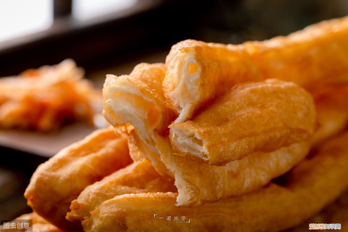早上10分钟就能炸好油条 晚上发面早上炸油条