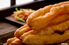 早上10分钟就能炸好油条 晚上发面早上炸油条