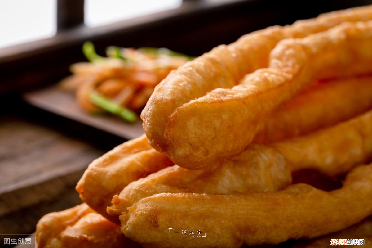 早上10分钟就能炸好油条 晚上发面早上炸油条