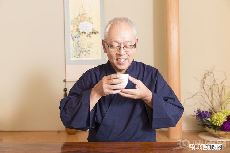 为啥只有中国人爱喝热水？ 中国人为什么喜欢喝热水
