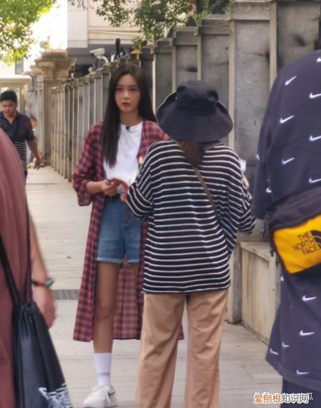 原相机下打扮低调肤色黑 沈梦辰原来的样子