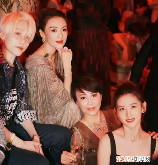 公然摸富豪大腿 苏芒坐大腿事件