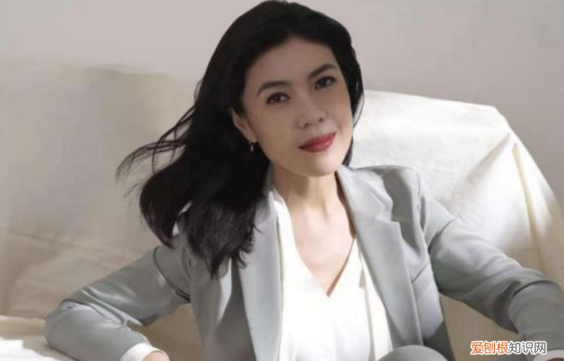 公然摸富豪大腿 苏芒坐大腿事件