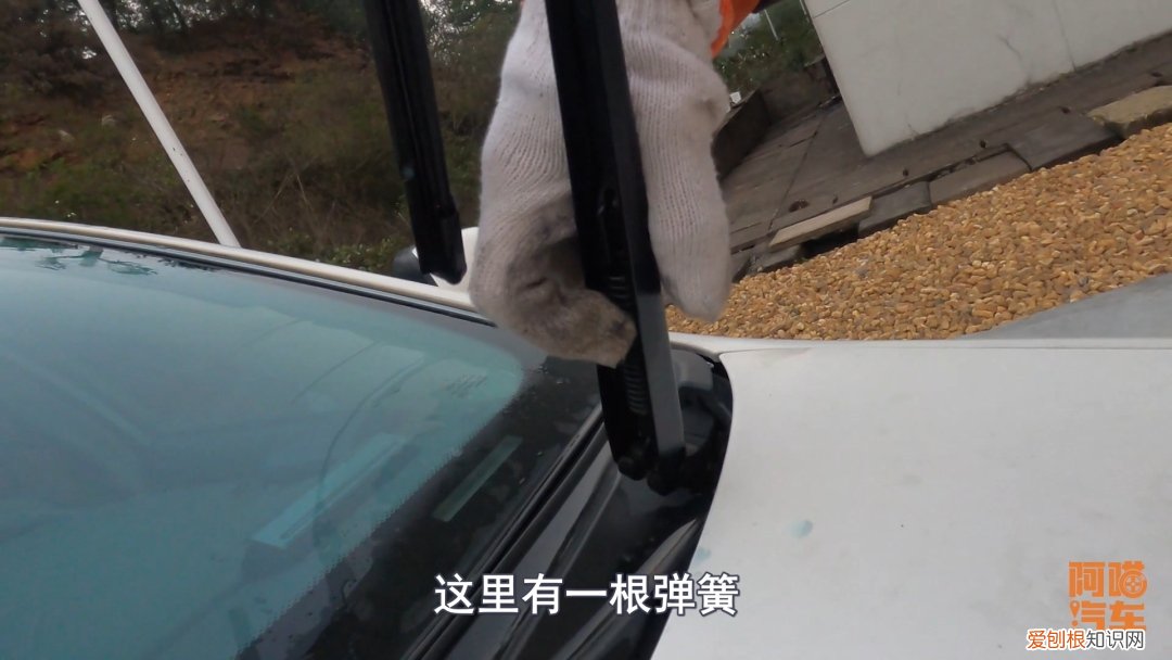 雨刮器刮玻璃有呱呱响怎么消除？教你1招，立马消除异响