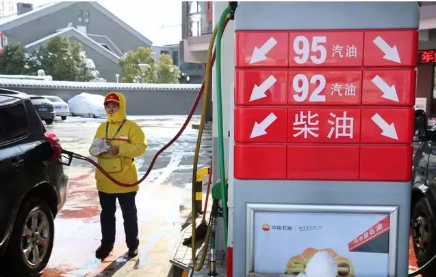 一吨汽油等于多少升？每吨汽油约为1389升