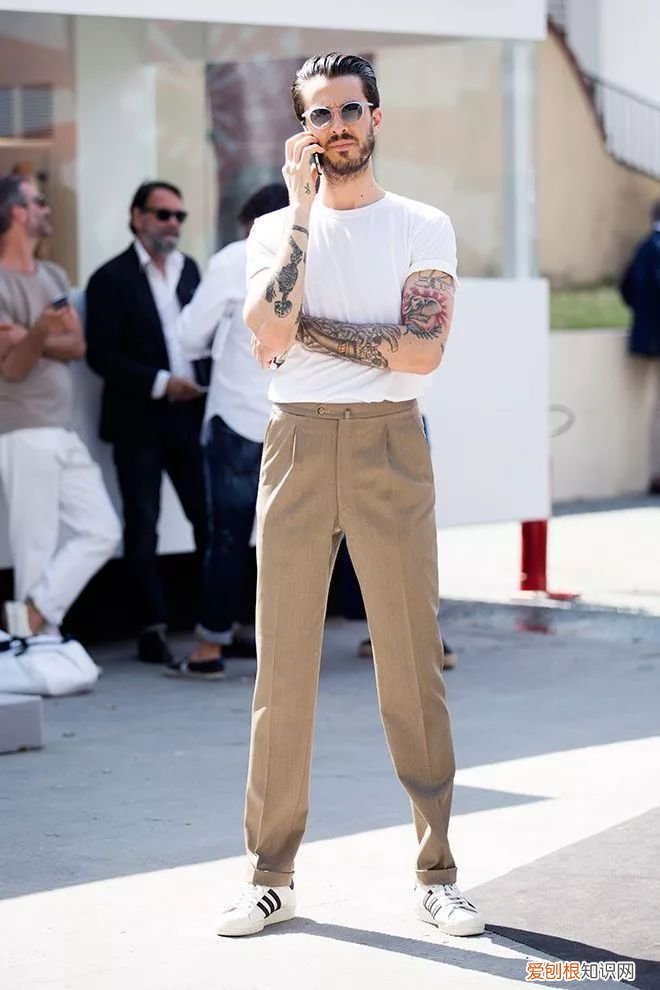 卡其色裤子配什么颜色上衣？选对款式，照样能穿出彩