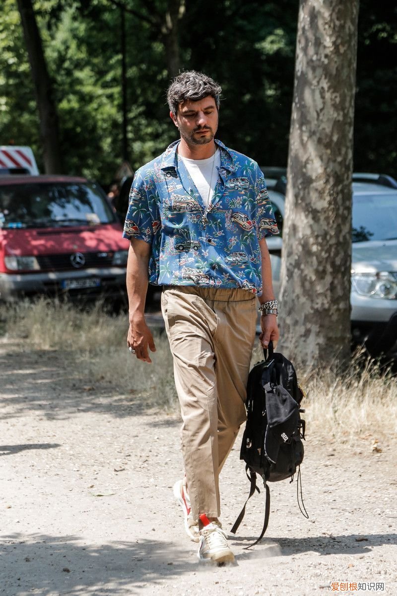 卡其色裤子配什么颜色上衣？选对款式，照样能穿出彩