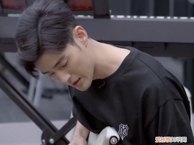 李铢衔为什么会中文 李铢衔的手是完全断了吗