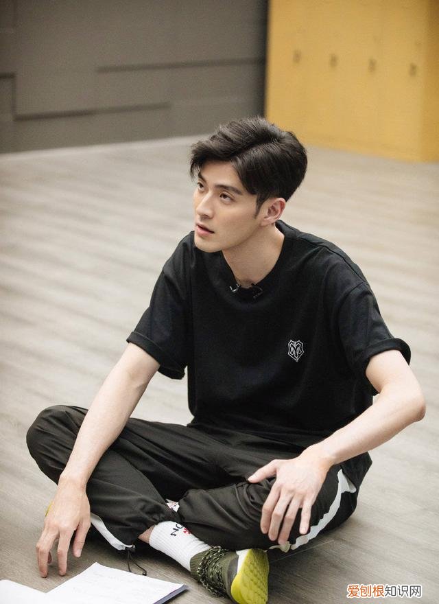 李铢衔为什么会中文 李铢衔的手是完全断了吗