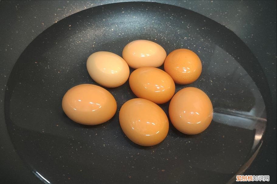 煮鸡蛋热水下锅，还是冷水下锅？ 鸡蛋冷水煮10分钟熟了吗？