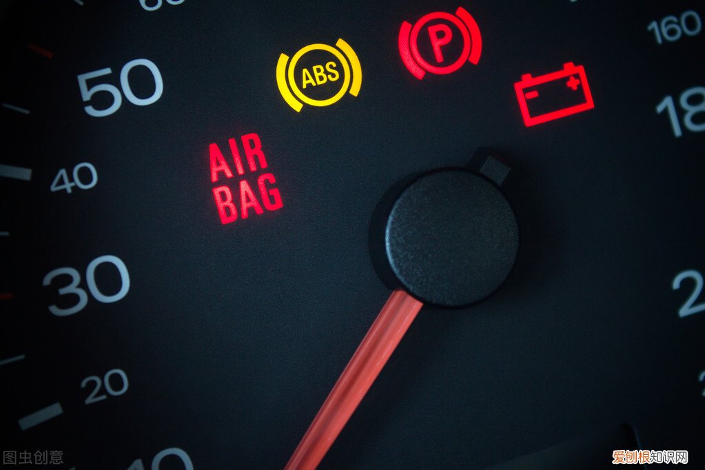 ABS灯亮了车还能开么？ abs灯亮了是什么原因