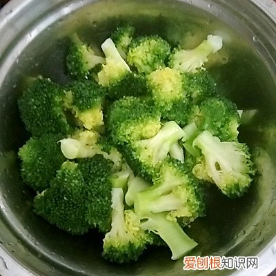 腊肠炒什么菜好吃？搭配这菜堪称一绝，2碗米饭不够吃