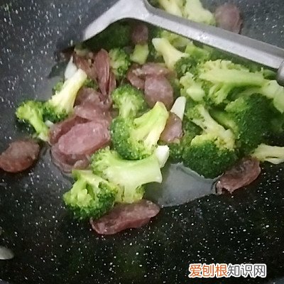 腊肠炒什么菜好吃？搭配这菜堪称一绝，2碗米饭不够吃