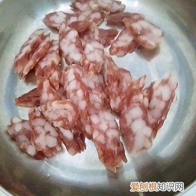 腊肠炒什么菜好吃？搭配这菜堪称一绝，2碗米饭不够吃