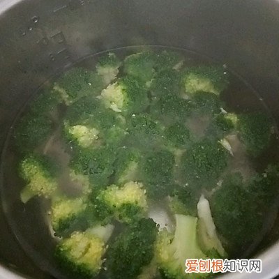 腊肠炒什么菜好吃？搭配这菜堪称一绝，2碗米饭不够吃