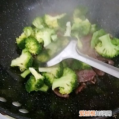 腊肠炒什么菜好吃？搭配这菜堪称一绝，2碗米饭不够吃