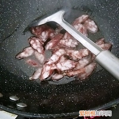腊肠炒什么菜好吃？搭配这菜堪称一绝，2碗米饭不够吃