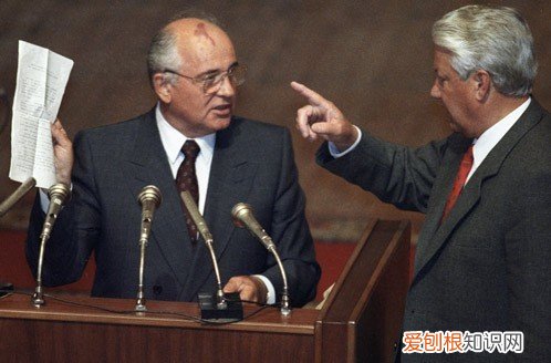 前苏联解体后分成了哪几个国家，当年发生了什么？