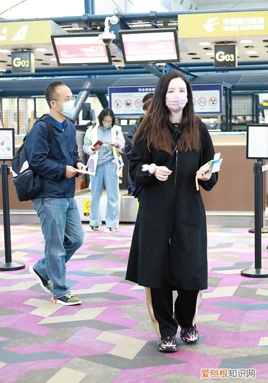 张萌罕见携丈夫走机场 张萌老公张海苍资料及照片