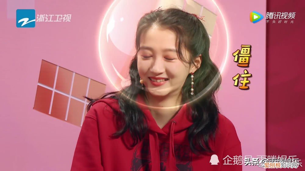 看了这表情才知道晓彤有多美 华晨宇吻关晓彤图片