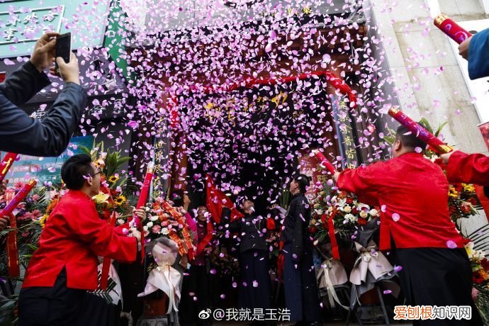 其师傅与郭德纲都是侯耀文弟子 卢鑫玉浩师傅是谁