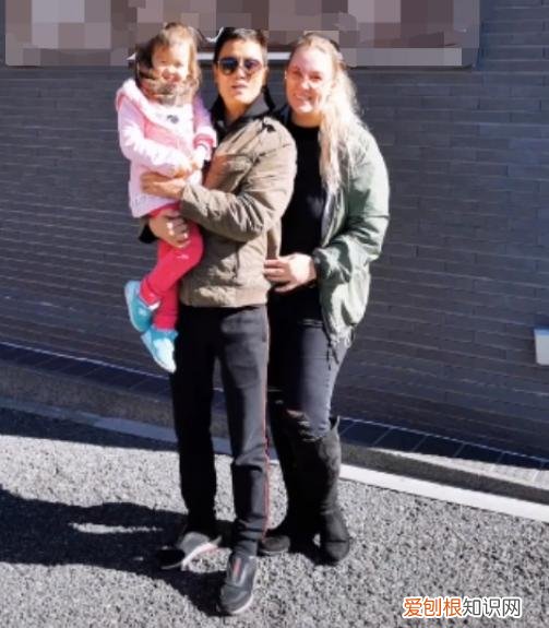 周卫星一家三口罕露面 何晶晶老公是谁