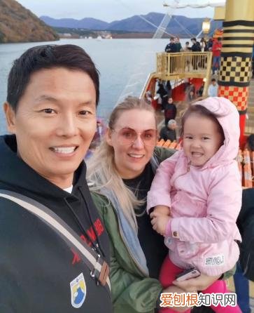 周卫星一家三口罕露面 何晶晶老公是谁