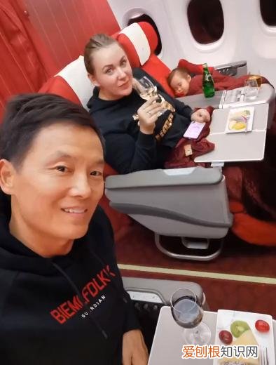 周卫星一家三口罕露面 何晶晶老公是谁