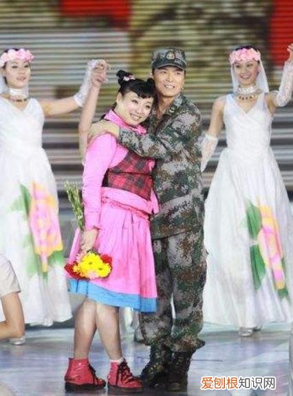 周卫星一家三口罕露面 何晶晶老公是谁