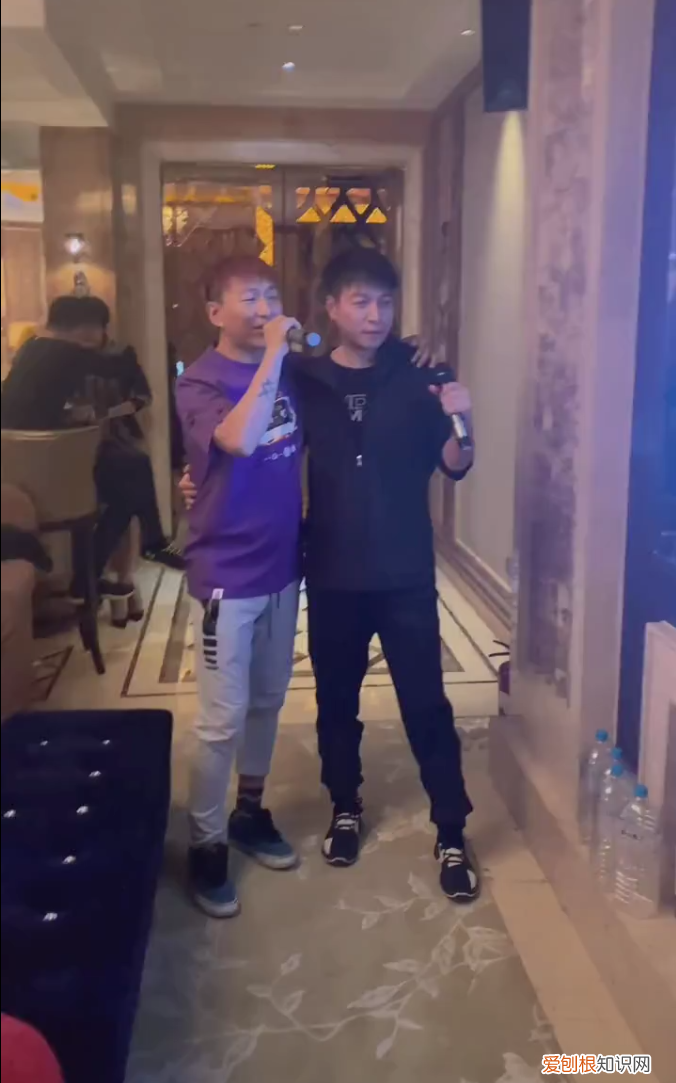 陈羽凡现在怎么样了？陈羽凡现身KTV唱歌，身材暴瘦认不出