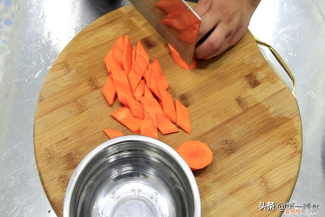 西兰花怎么炒才好吃？学会1招，西兰花爽脆又入味