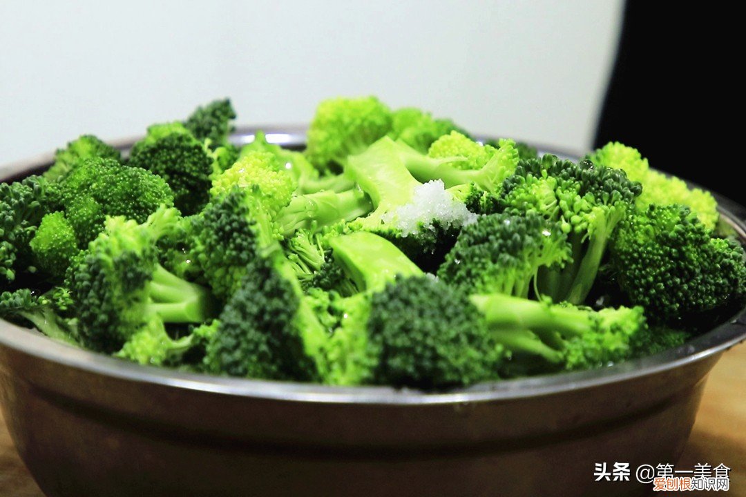 西兰花怎么炒才好吃？学会1招，西兰花爽脆又入味